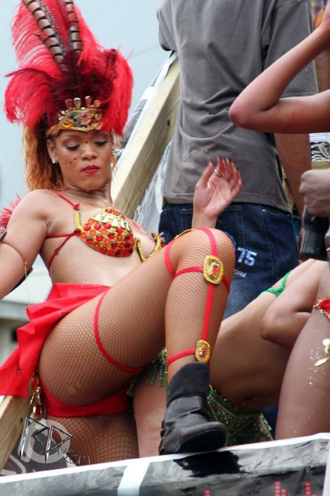 Rihanna Bikini Nip Slip Barbados Festival Photos Leaked - #2