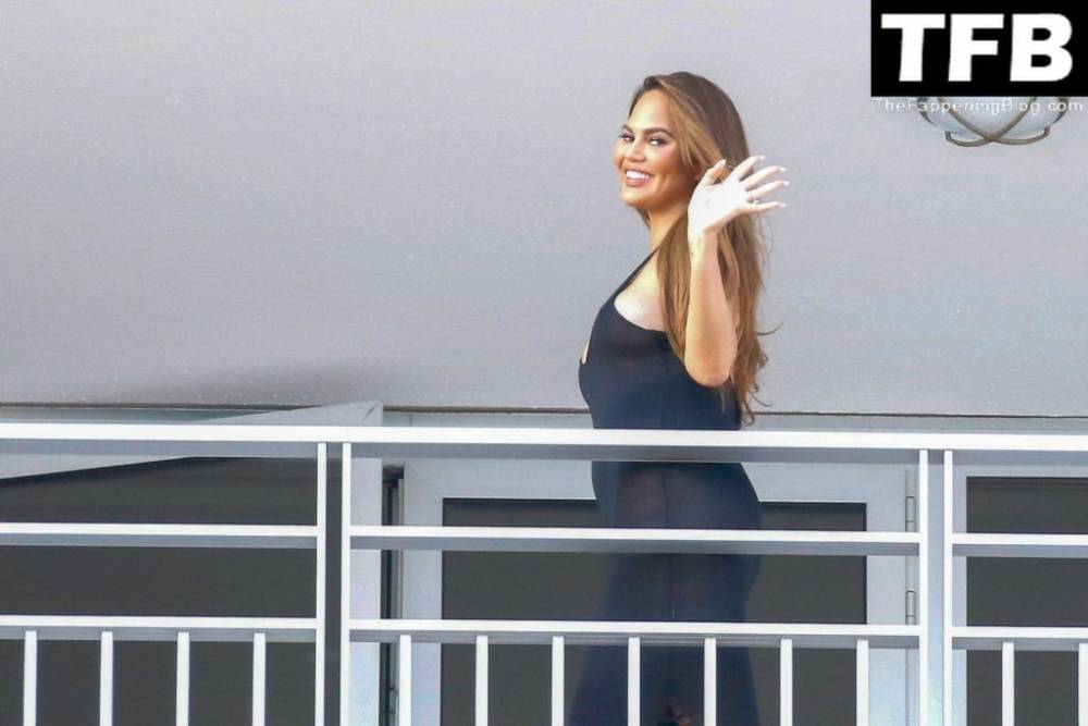 Chrissy Teigen & John Legend Kiss and Pose During an Impromptu Balcony Shoot - #3