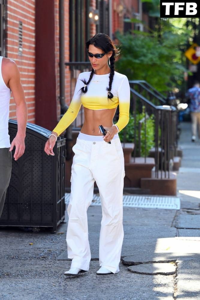 Braless Bella Hadid Steps Out with Marc Kalman for a Walk in NYC | Photo: 166983