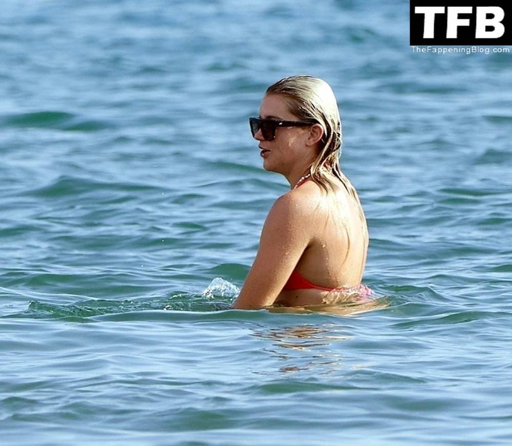 Alessia Russo is Pictured Relaxing on Holiday in Italy - #14
