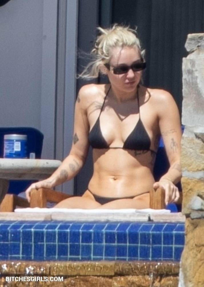 Miley Cyrus Nude Celebrity Tits Photos - #15