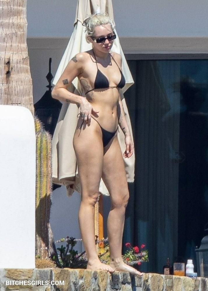 Miley Cyrus Nude Celebrity Tits Photos - #11