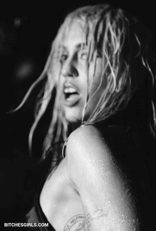 Miley Cyrus Nude Celebrity Tits Photos - #21