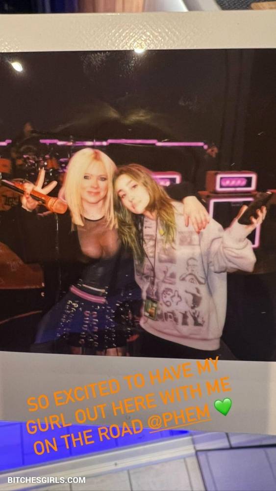 Avril Lavigne Nude Celebrity Leaked Tits Photos - #4
