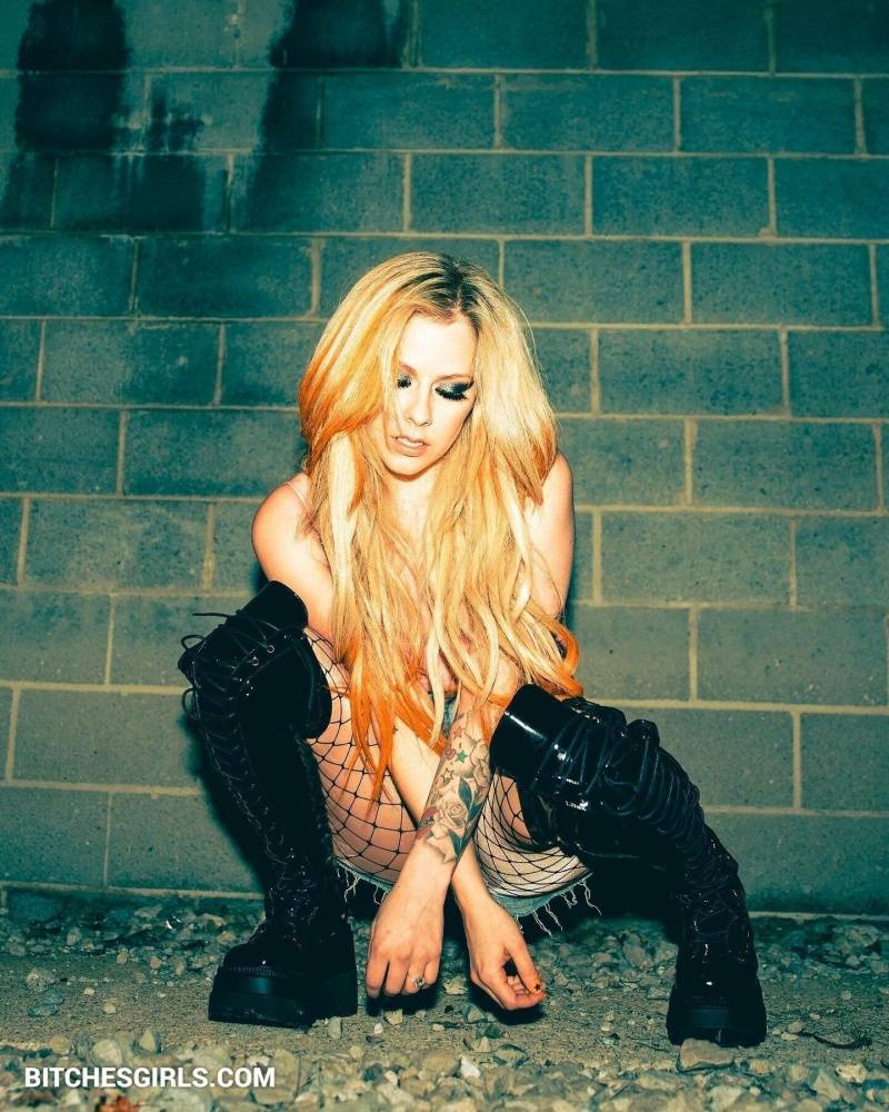 Avril Lavigne Nude Celebrity Leaked Tits Photos - #3