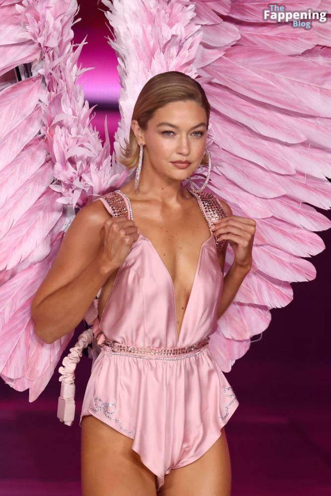 Gigi Hadid Displays Her Sexy Figure at the 2024 Victoria’s Secret Fashion Show (112 Photos) - #28