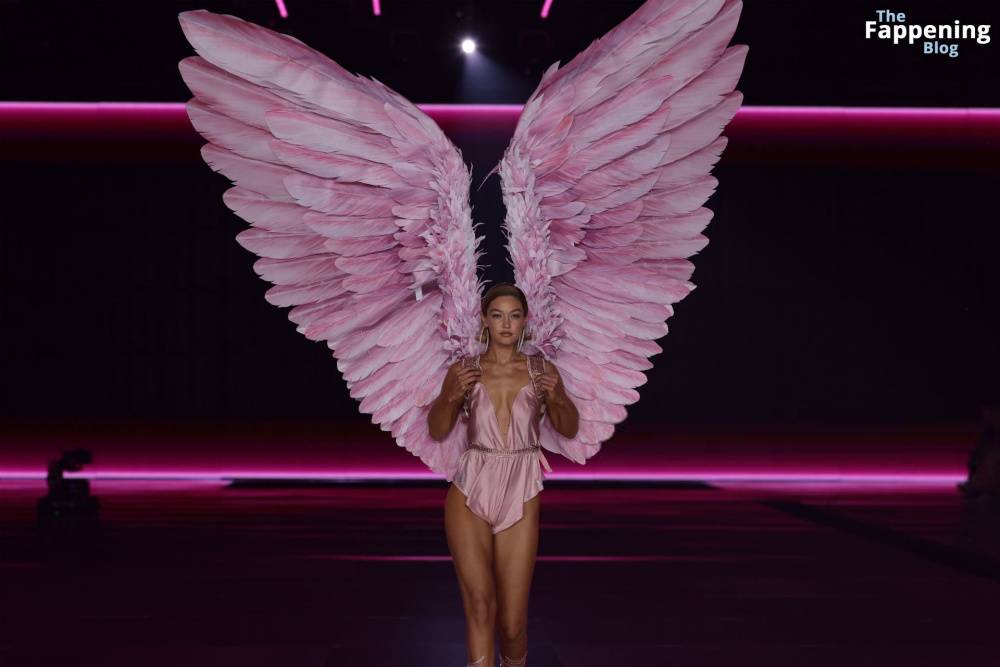 Gigi Hadid Displays Her Sexy Figure at the 2024 Victoria’s Secret Fashion Show (112 Photos) - #20