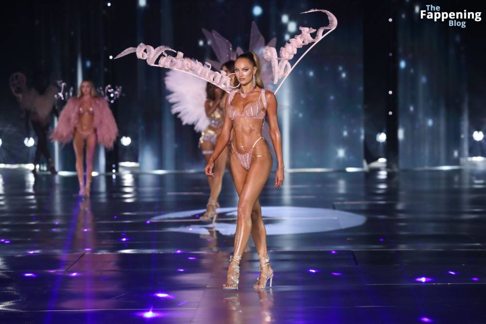 Candice Swanepoel Displays Her Sexy Body at the 2024 Victoria’s Secret Show (74 Photos) - #13