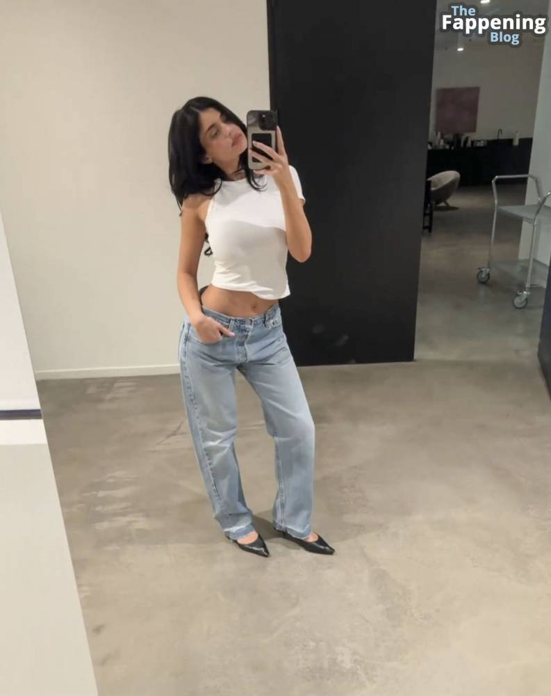 Kylie Jenner Shows Off Her Boobs & Midriff in a Casual T-shirt & Jeans (12 Pics + Video) - #6