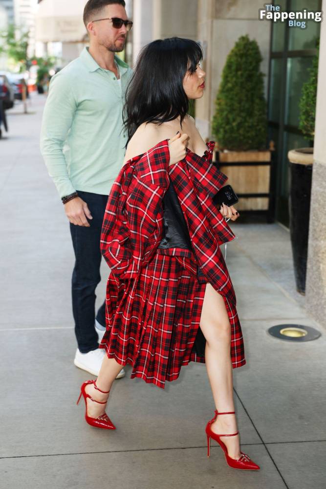 Jenna Ortega Flashes a Smile and a Wave as She Steps Out in NYC (35 Photos) - #30