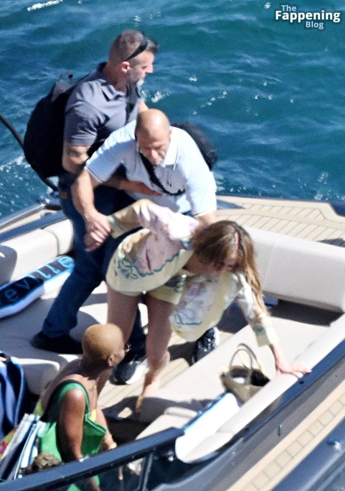 Jennifer Lopez Goes Braless During Her European Getaway in Sorrento (28 Photos) - #24