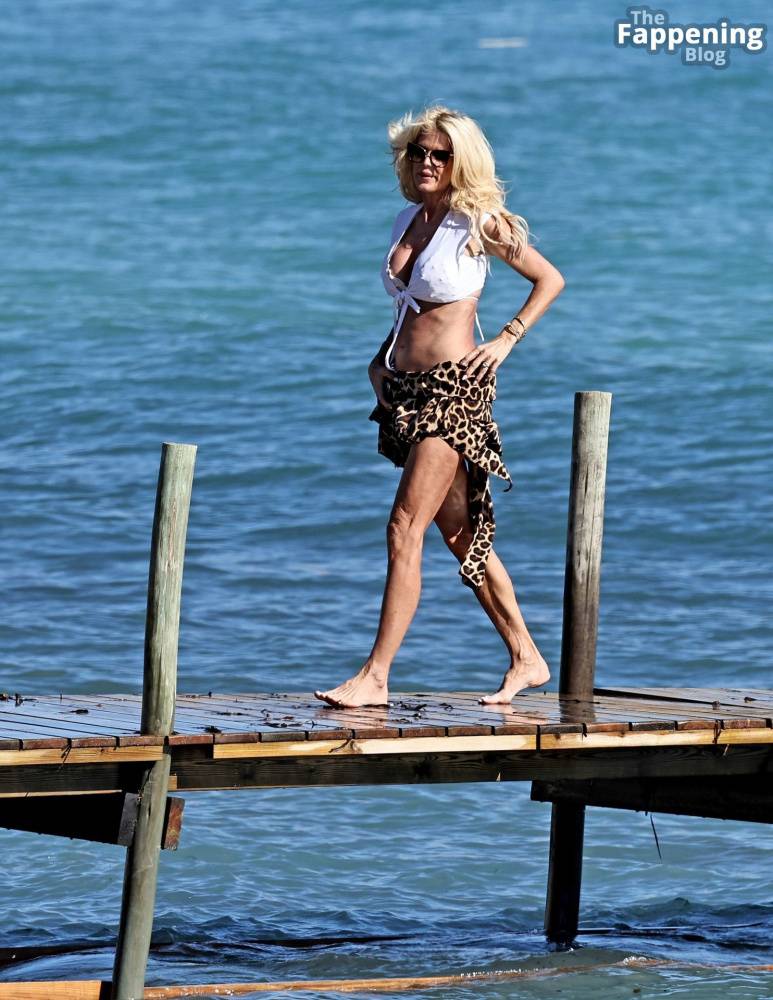 Victoria Silvstedt Looks Sexy in Ibiza (27 Photos) - #26