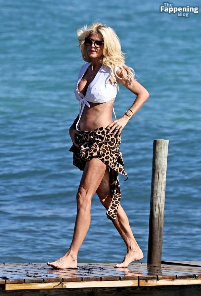 Victoria Silvstedt Looks Sexy in Ibiza (27 Photos) - #9