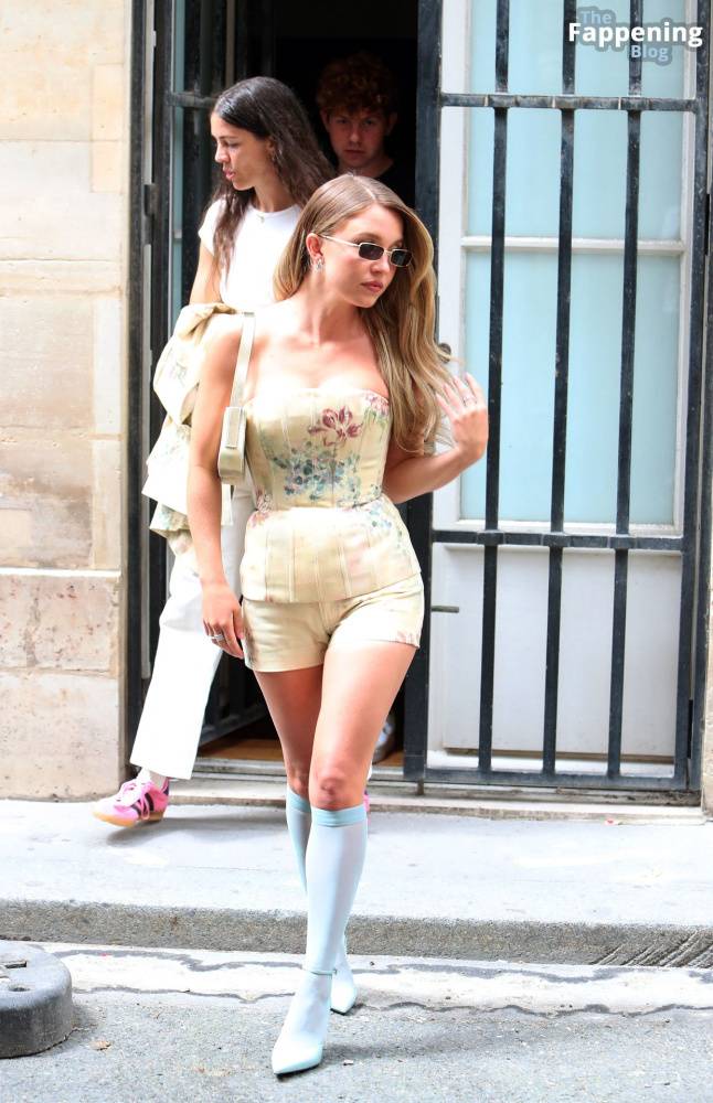 Sydney Sweeney Goes Shopping While in Paris (18 Photos) - #1