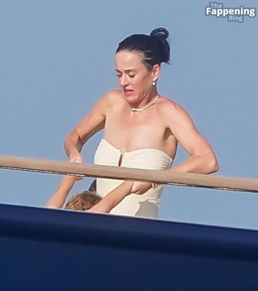 Katy Perry Enjoys Her Summer Holidays in St-Tropez (8 Photos) - #4