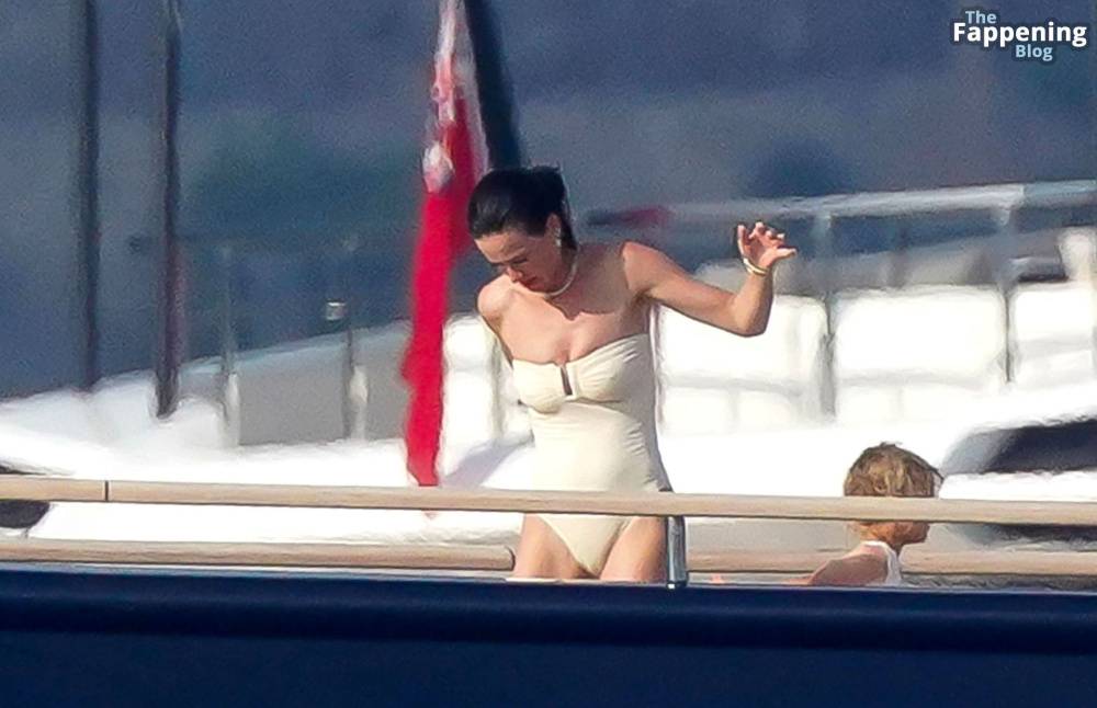 Katy Perry Enjoys Her Summer Holidays in St-Tropez (8 Photos) - #6