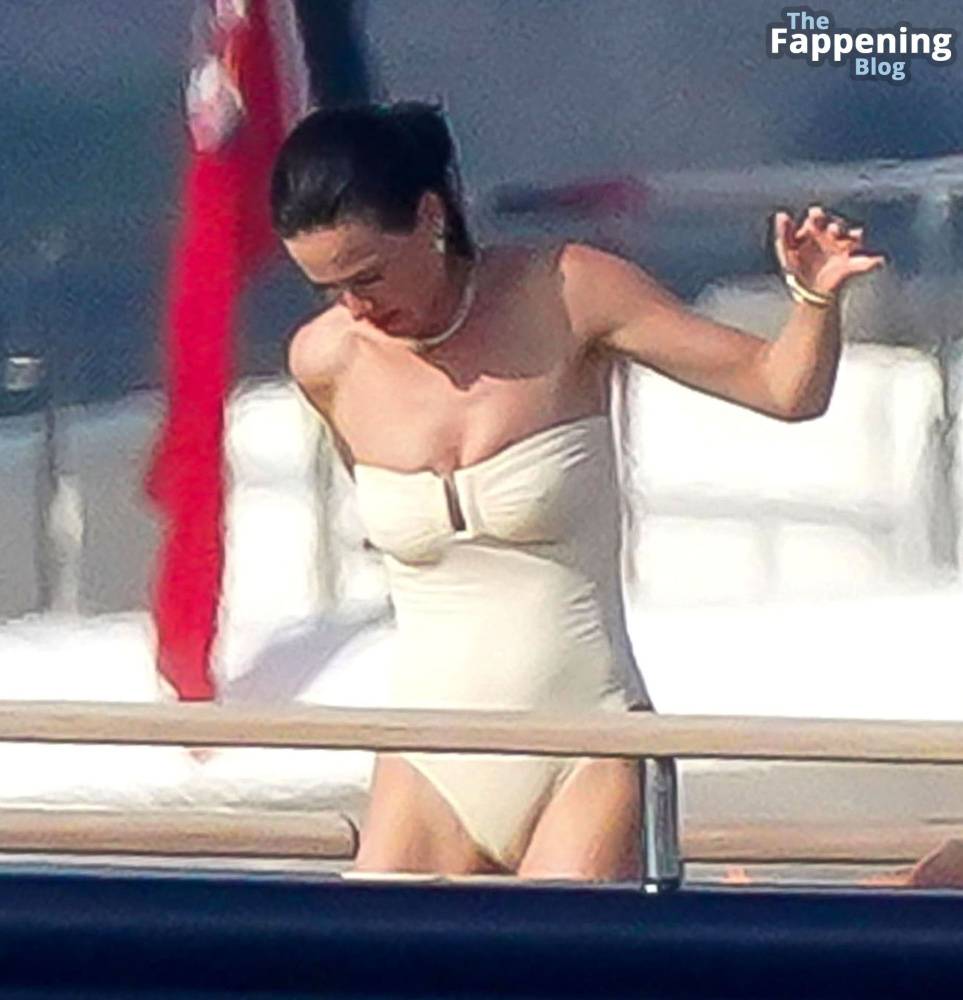 Katy Perry Enjoys Her Summer Holidays in St-Tropez (8 Photos) - #5