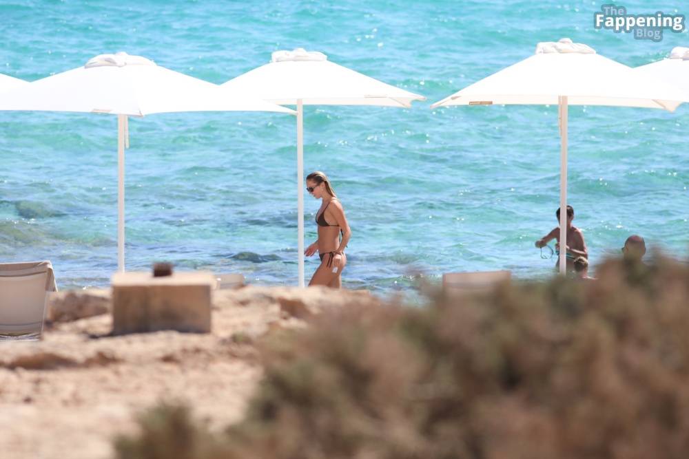 Lila Grace Moss Flaunts Her Sexy Slender Figure in Formentera (65 Photos) - #25