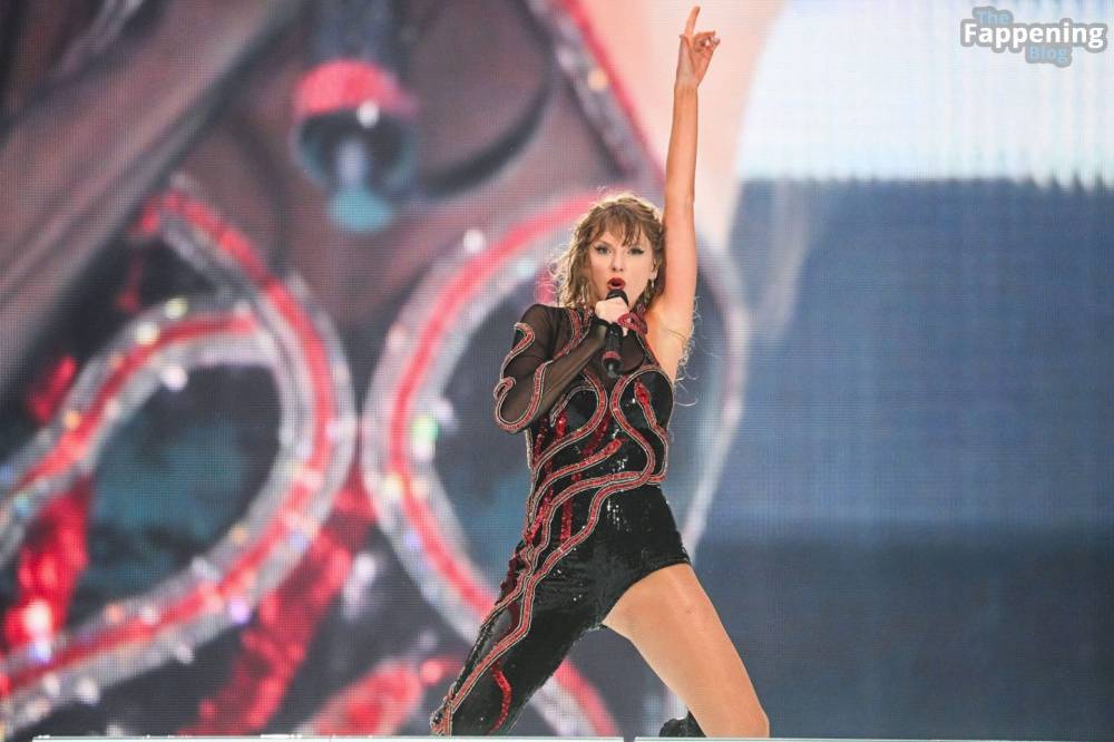 Taylor Swift Performs in Hamburg (41 Photos) - #15