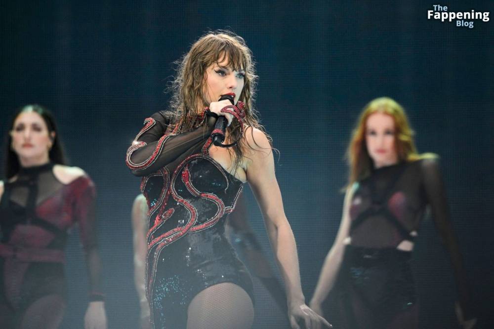 Taylor Swift Performs in Hamburg (41 Photos) - #20