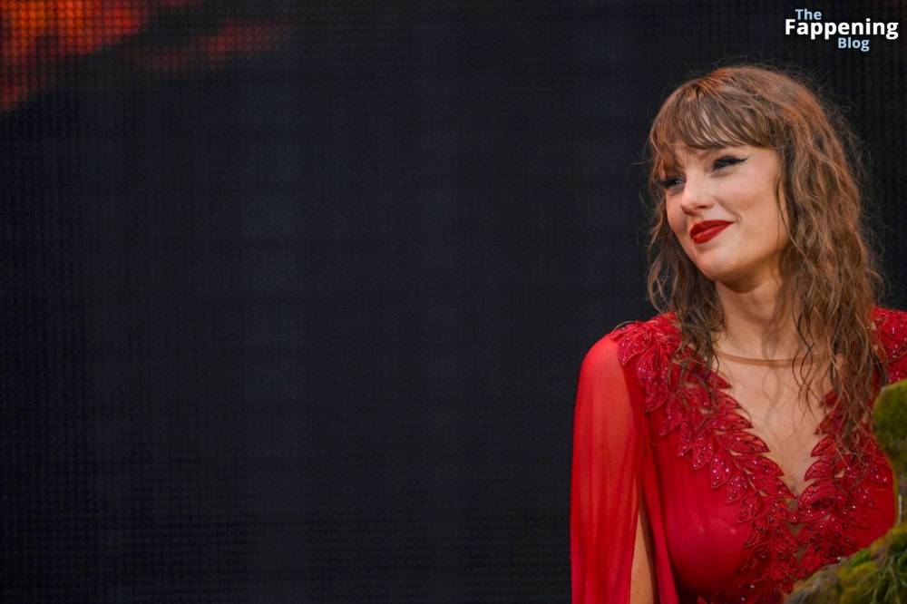 Taylor Swift Performs in Hamburg (41 Photos) - #24