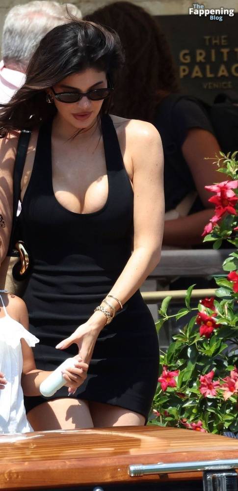 Kylie Jenner Displays Her Cleavage in Venice (69 Photos) - #19