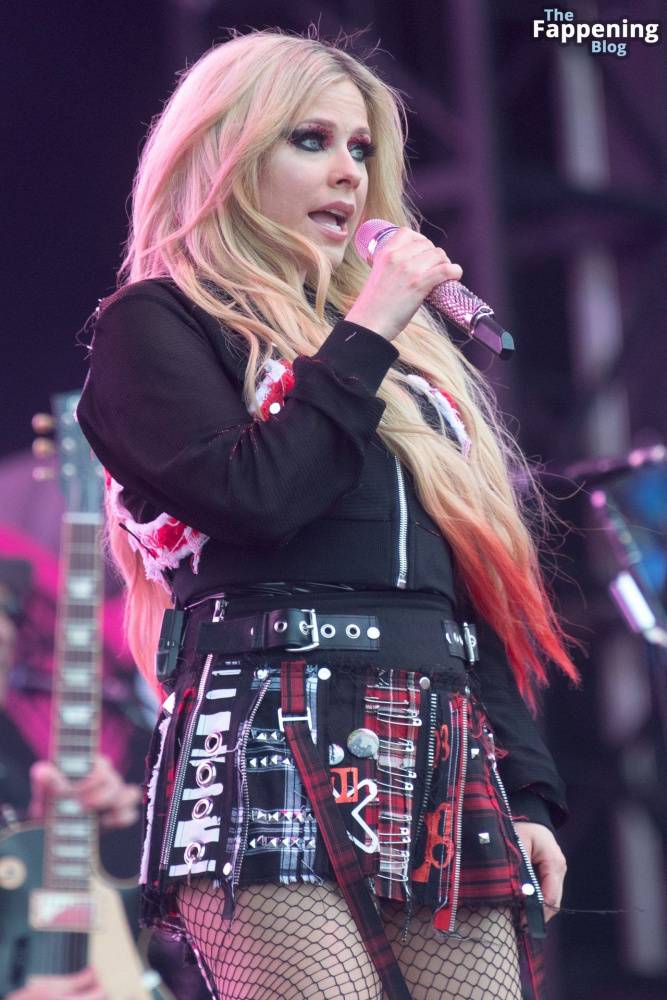 Avril Lavigne Looks Sexy at Glastonbury 2024 (19 Photos) - #13