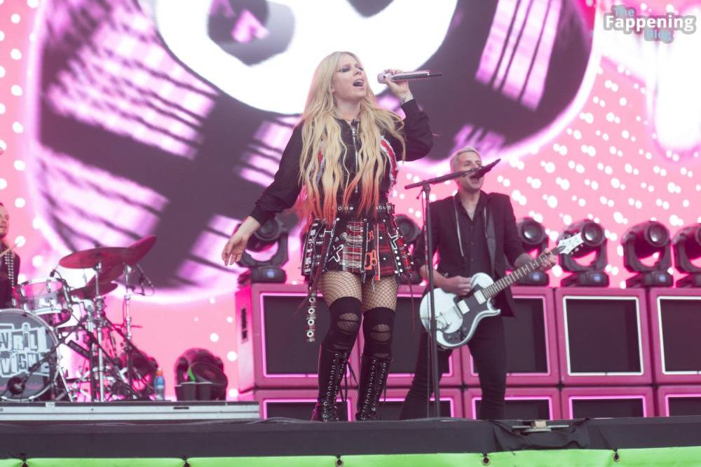 Avril Lavigne Looks Sexy at Glastonbury 2024 (19 Photos) - #2