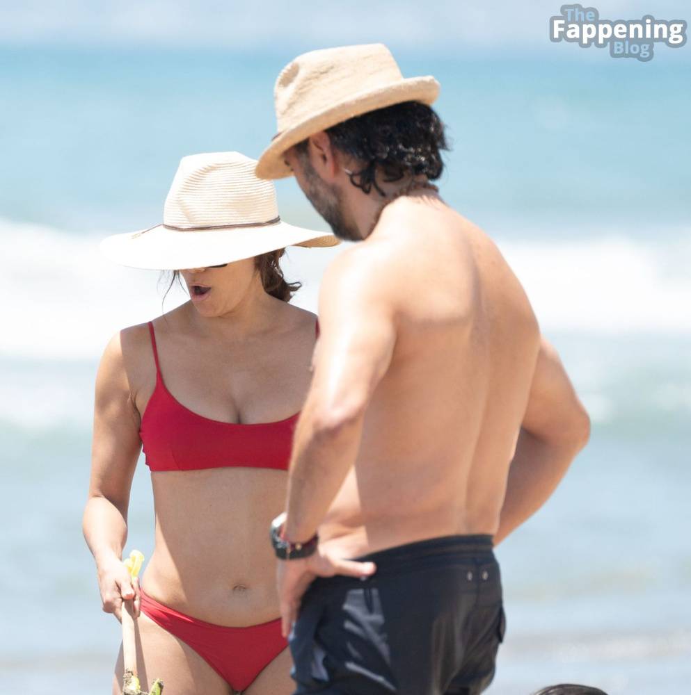 Eva Longoria Enjoys The Beach With Her Family in Marbella (34 Photos) - #30