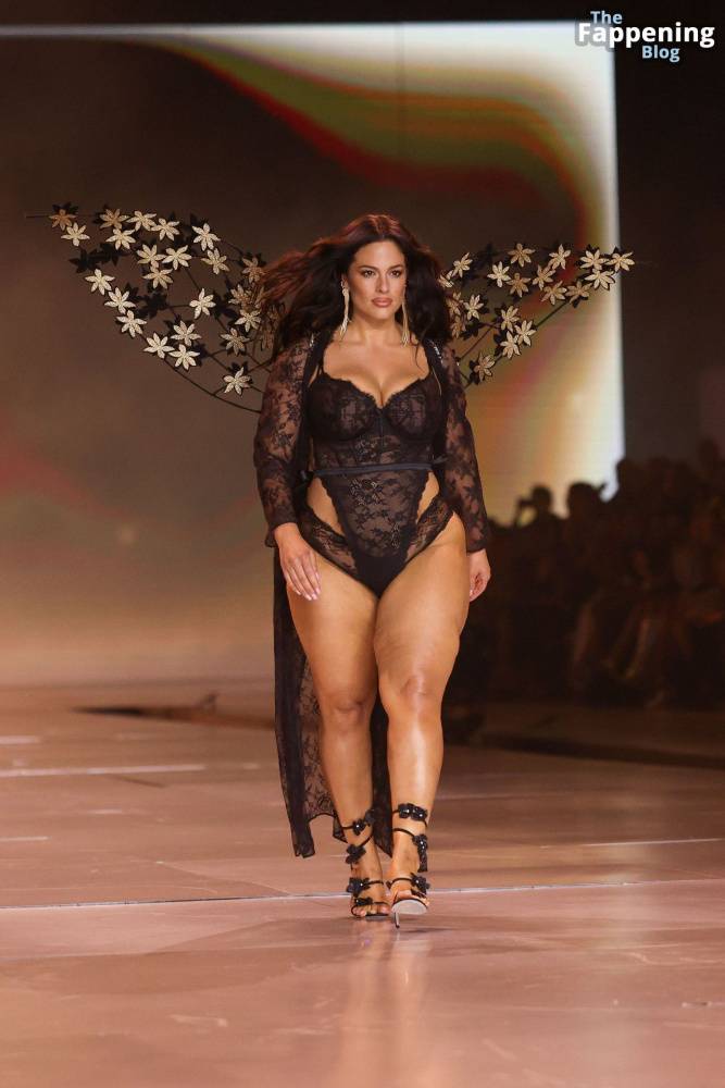 Ashley Graham Flaunts Her Curves at the 2024 Victoria’s Secret Show (67 Photos) - #main