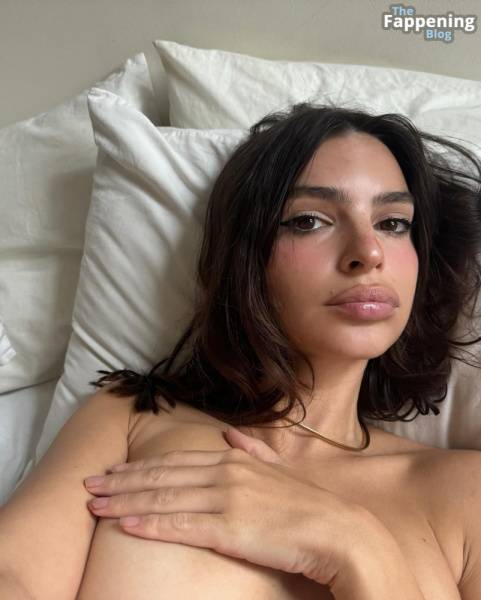 Emily Ratajkowski Takes a Few Selfies (3 Photos) on modelfansclub.com