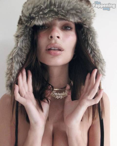 Emily Ratajkowski Topless (3 Hot Photos) on modelfansclub.com