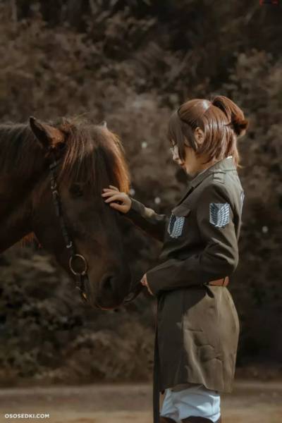 Umeko J Cosplay Hange Zoe – Attack On Titan on modelfansclub.com