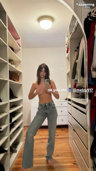 Emily Ratajkowski Topless (1 Selfie Photo) on modelfansclub.com