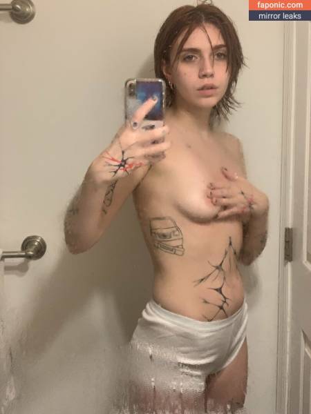 Coolgirl2001 aka fandomgirl2001 aka wired_earbuds Nude Leaks OnlyFans on modelfansclub.com