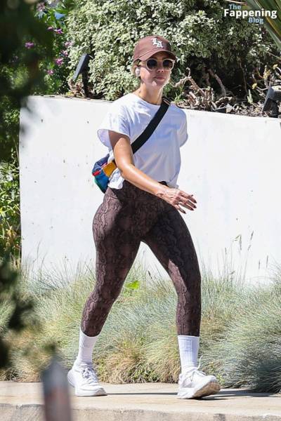 Jessica Alba Shows Off Her Sexy Butt Wearing Leggings in Beverly Hills (23 Photos) - city Beverly Hills on modelfansclub.com