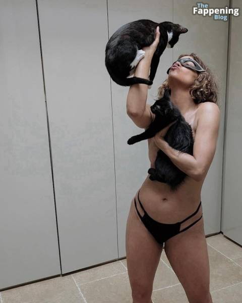 Halle Berry Topless (5 Photos) on modelfansclub.com
