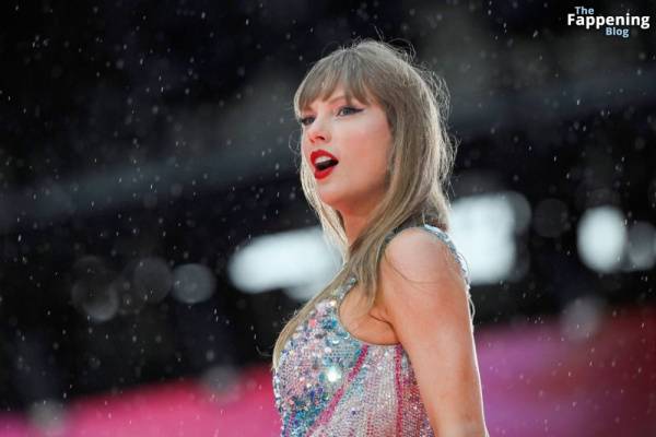 Taylor Swift Performs in Hamburg (41 Photos) on modelfansclub.com