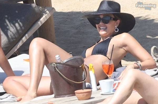 Jessica Alba Looks Sexy in a Black Bikini (15 Photos) - Greece on modelfansclub.com