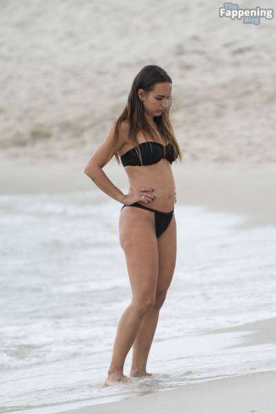 Romarey Ventura Enjoys a Beach Day in Miami (9 Photos) - county Day - county Miami on modelfansclub.com